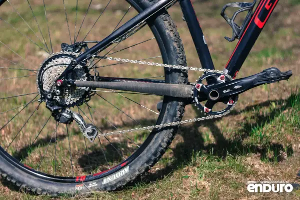 Napęd 1x10 w rowerze górskim z kasetą Shimano Deore i zębatką Narrow-Wide.