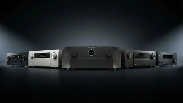 Rząd nowoczesnych amplitunerów kina domowego, w tym Marantz i Denon, gotowych do odtwarzania dźwięku Dolby.