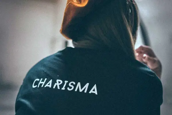 Osoba w bluzie z napisem "CHARISMA" na plecach. To właśnie charyzma co to znaczy?