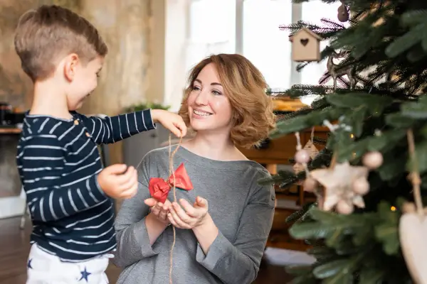Kreatywne bombki DIY dla dzieci – proste pomysły na radosne święta