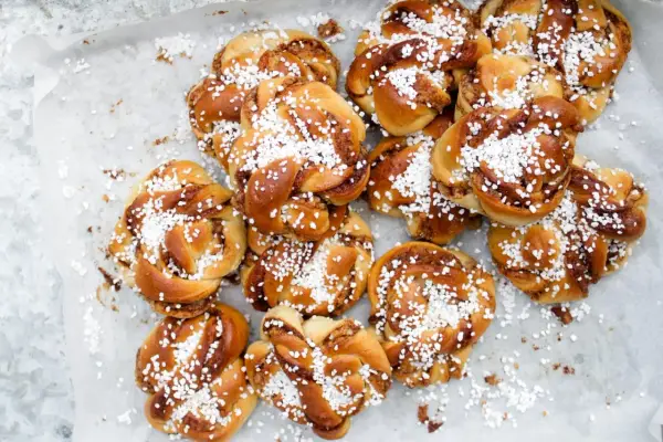 En hög med nybakade bullar med mandelmassa, toppade med pärlsocker. Perfekt för fikat!
