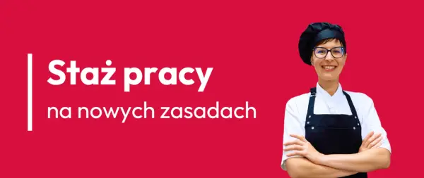 Uśmiechnięta osoba w stroju kucharskim, z napisem "Staż pracy na nowych zasadach". Idealne miejsce na umowę zlecenie do stażu pracy.
