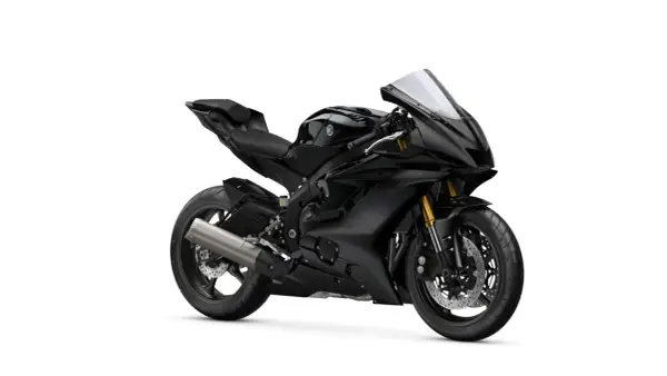 Czarny motocykl Yamaha R6, gotowy do jazdy. Zastanawiasz się, yamaha r6 ile koni mocy oferuje?