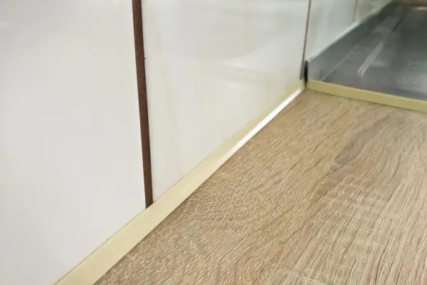 Listwa przyblatowa czy silikon - co wybrać dla lepszego wykończenia?