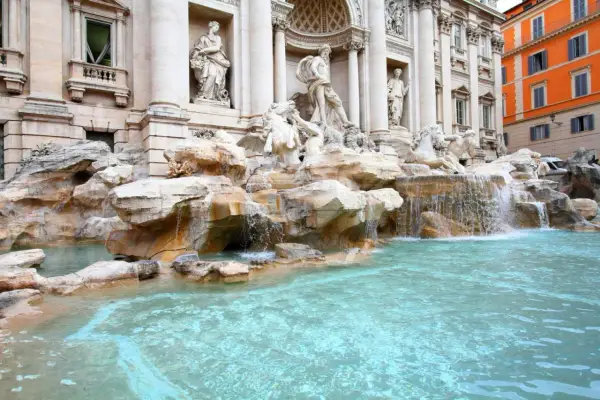 Fontana di Trevi, un capolavoro barocco. Vicino, scopri piazze incantevoli e vicoli storici, un vero tesoro da esplorare.