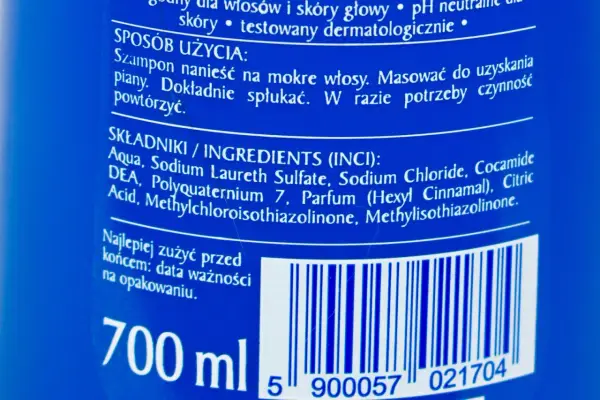 Składniki szamponu: Aqua, Sodium Laureth Sulfate, Sodium Chloride, Cocamide DEA, Polyquaternium 7, Parfum (Hexyl Cinnamal), Citric Acid, Methylchloroisothiazolinone, Methylisothiazolinone. Pojemność 700 ml.
