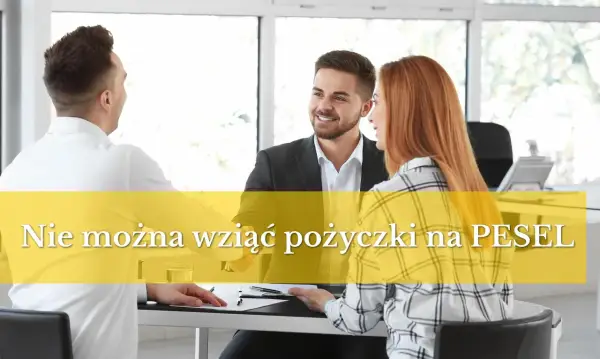 Trzy osoby przy biurku, jedna z nich mówi, że nie można wziąć pożyczki na PESEL.