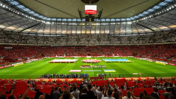 Stadion Narodowy, gdzie mieści się ponad 58 tysięcy widzów, wypełniony po brzegi kibicami.