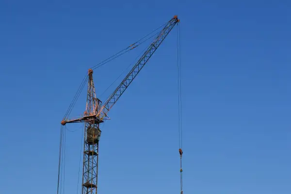Jak działa dźwig - zrozum mechanizmy i zastosowania w budownictwie