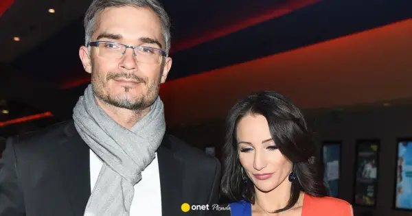 Mąż Justyny Steczkowskiej, w okularach i szarym szalu, u boku artystki.