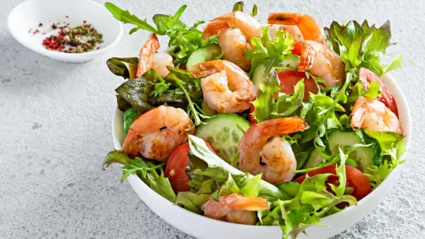 Deliciosa ensalada de langostinos con lechugas frescas, tomate y pepino. Un plato ligero y lleno de sabor.