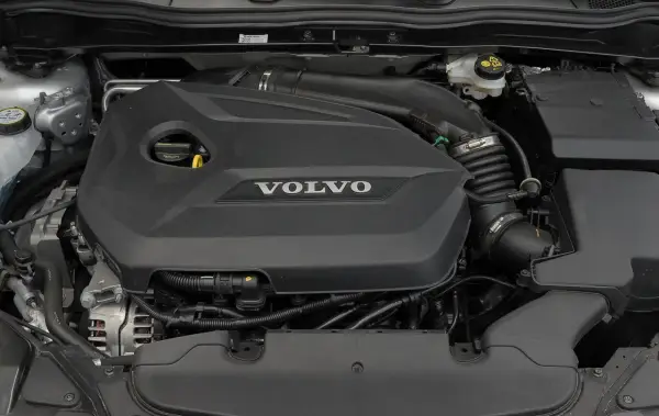 Silnik Volvo V40 D2 z widocznym logo Volvo na czarnej osłonie.