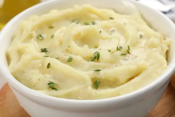 Puszyste puree ziemniaczane z gałązkami tymianku. Idealne, gdy chcesz wiedzieć, jak zrobić puree.