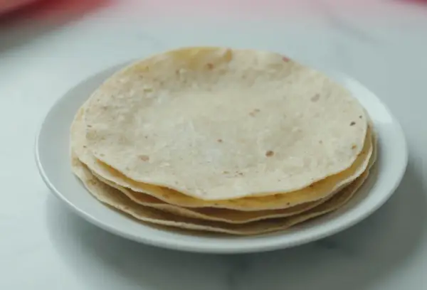 Placki tortilla oryginalny przepis na talerzyku. Idealne do wrapów i quesadilli.