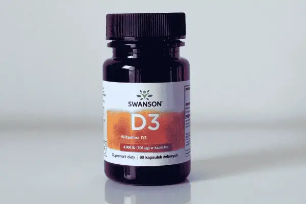 Butelka z witaminą D3 Swanson. Wiele pozytywnych swanson opinie potwierdza jej skuteczność.