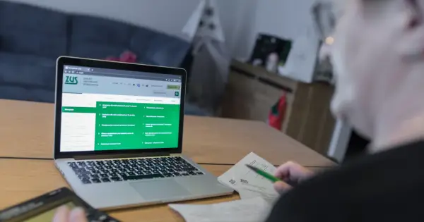 Osoba sprawdza na laptopie informacje o tym, co to jest subkonto w ZUS, przeglądając stronę internetową Zakładu Ubezpieczeń Społecznych.