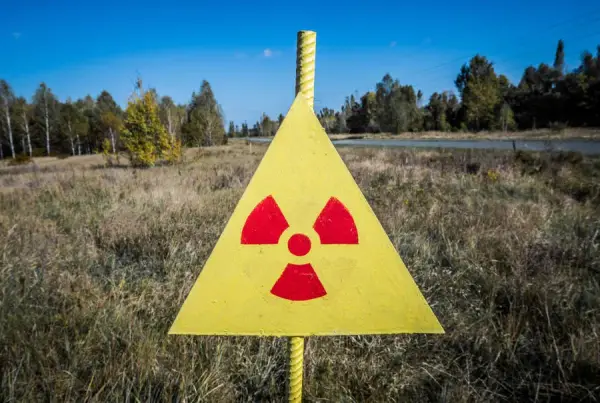 Czym jest promieniotwórczość naturalna i jakie ma skutki dla środowiska?