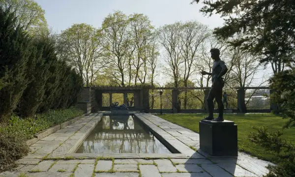 Skulpturer och damm i en vacker park, en perfekt plats att besöka efter en måltid på Marabouparken restaurang.