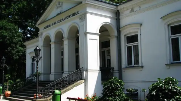Muzeum Jana Kochanowskiego w Czarnolesie – jedna z głównych atrakcji regionu. Biały dworek z kolumnami i schodami.