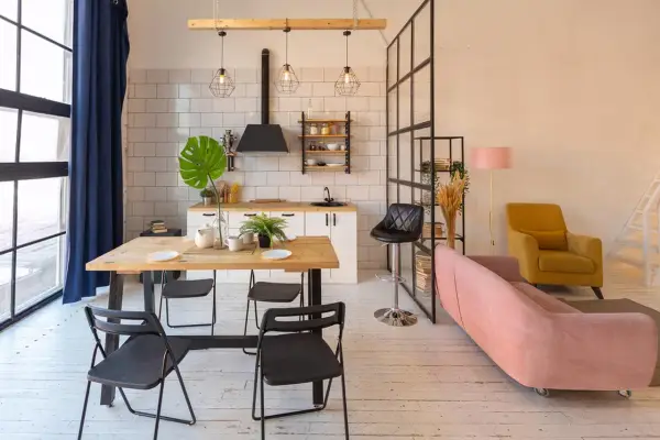Stylowe mieszkanie studio z jadalnią, aneksem kuchennym i strefą wypoczynkową.