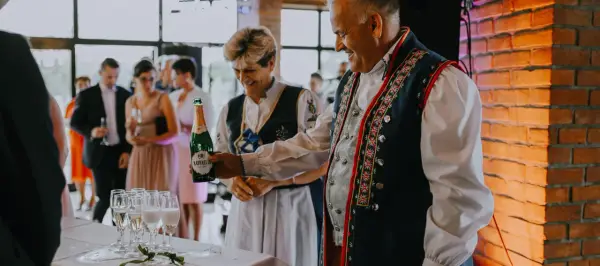 Ile daje się na wesele znajomym? Oto, co warto wiedzieć przed wyborem
