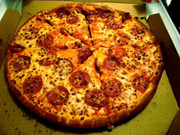 Jakie ma wymiary średnia pizza w Domino's? Ile cm ma średnia pizza?
