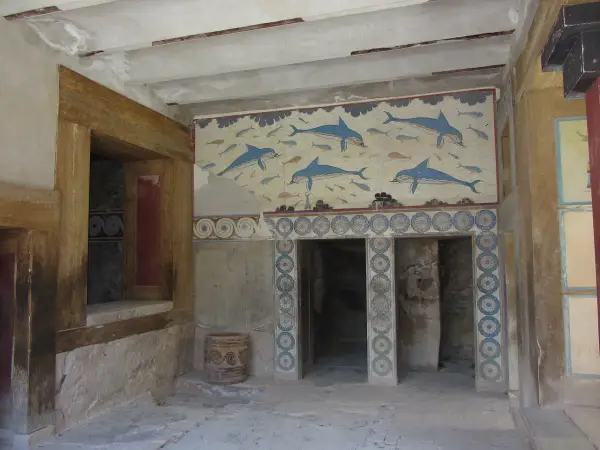 Malowidło z delfinami i rybami zdobi ściany pałacu w Knossos, gdzie według legendy znajdował się labirynt Minotaura.
