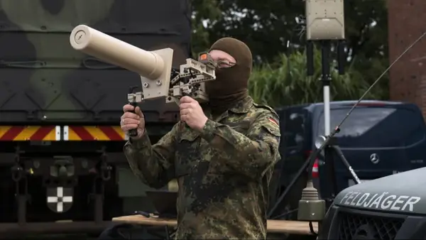 Soldat mit Drohnenlizenz trainiert mit einem Richtfunkgerät, das zur Steuerung von Drohnen dient.