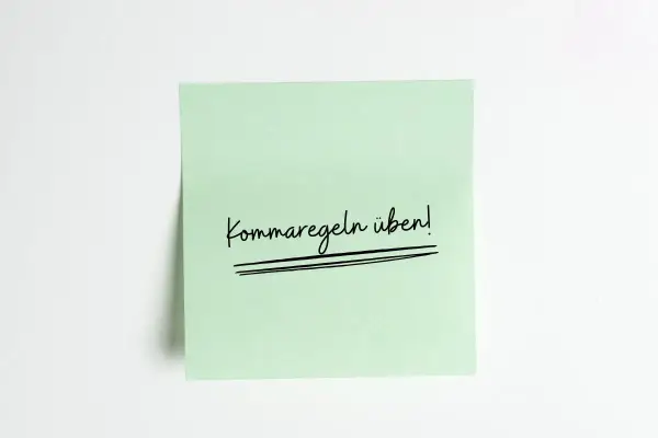 Ein Haftnotiz mit der Aufschrift "Kommaregeln üben!". Schön von dir zu hören, Komma, dass du dich damit beschäftigst!