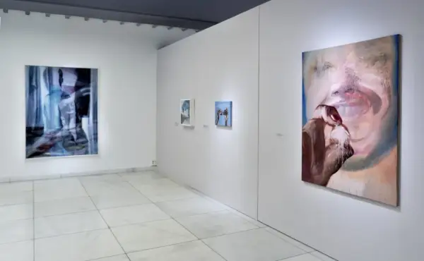 Galeria sztuki z abstrakcyjnymi obrazami. Inspiracja, jak zaprojektować zaproszenie na wernisaż lub premierę książki, może przyjść z tych dzieł.
