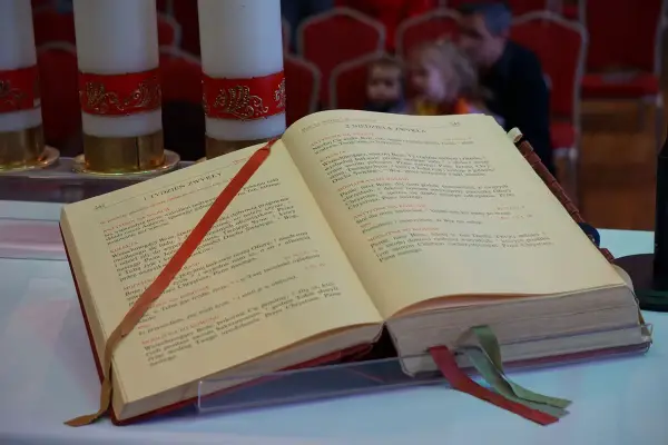 Księga liturgiczna z zaznaczonymi wstążkami, z tekstem modlitw i antyfon. Widoczny imprimatur, świadczący o zatwierdzeniu tekstu przez władze kościelne.