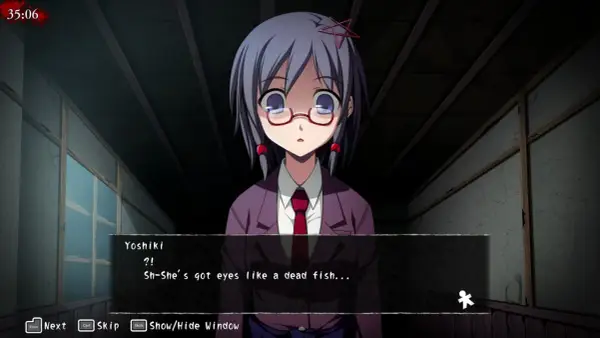Dziewczyna z okularami i gwiazdką we włosach, w mrocznym pokoju. W tle tekst: "Sh-She's got eyes like a dead fish...", sugerujący klimat corpse party.