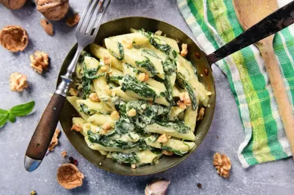 Penne konjac ze szpinakiem: zdrowy przepis na niskokaloryczne danie