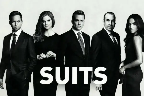 Pięcioro prawników w garniturach i sukienkach, z napisem "SUITS". Zapowiedź spin off serialu.