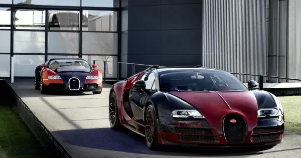 Dwa Bugatti Veyron, jeden czerwono-czarny z napisem "La Finale", gotowe do osiągnięcia 100 km/h.