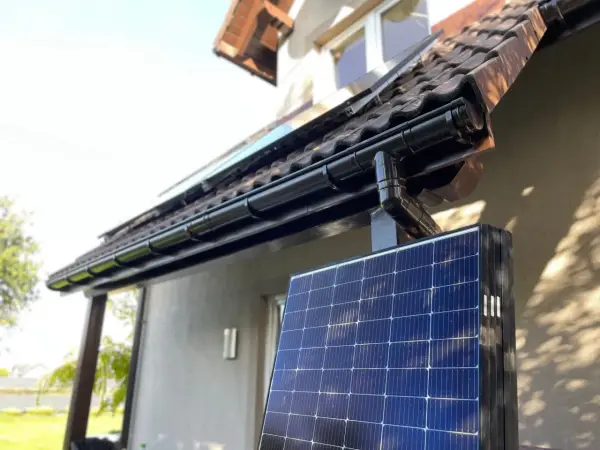 Nowe panele fotowoltaiczne czekają na montaż na dachu. Czy można dołożyć panele fotowoltaiczne do istniejącej instalacji?