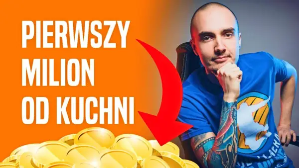 Mężczyzna z tatuażami zastanawia się, jak szybko zarobić pieniądze. Na ekranie napis "Pierwszy milion od kuchni" i stos złotych monet.
