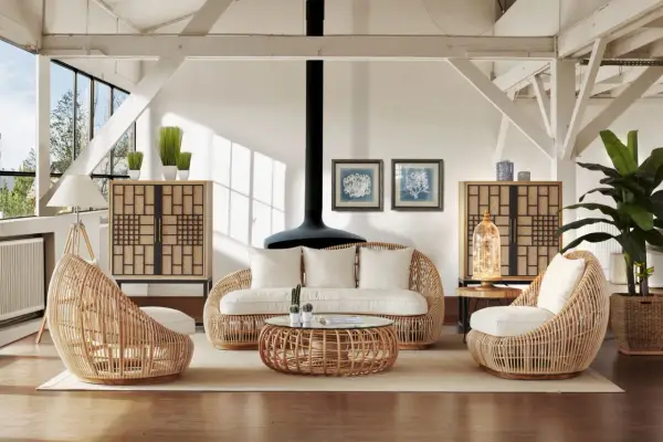 Ambiance cosy avec cette idée déco salon rotin : fauteuils enveloppants, canapé, table basse et meubles de rangement en rotin naturel.