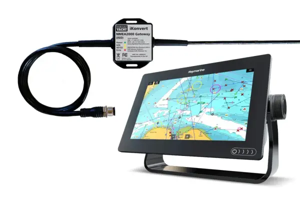 Un boîtier Digital Yacht iKonvert pour branchement NMEA 0183 et NMEA 2000, connecté à un écran Raymarine affichant une carte marine.