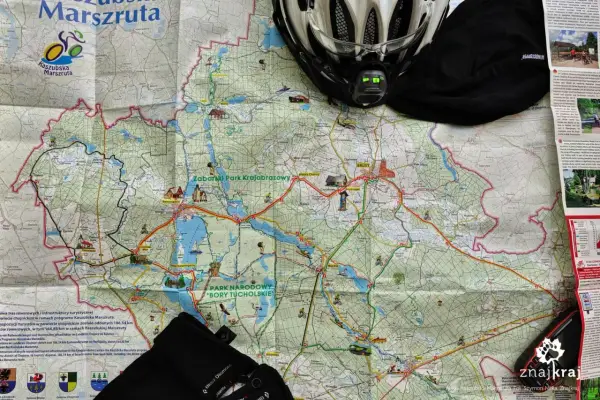 Mapa Kaszubska Marszruta z kaskiem i rękawicami rowerowymi, gotowa na wyprawę po malowniczych trasach.