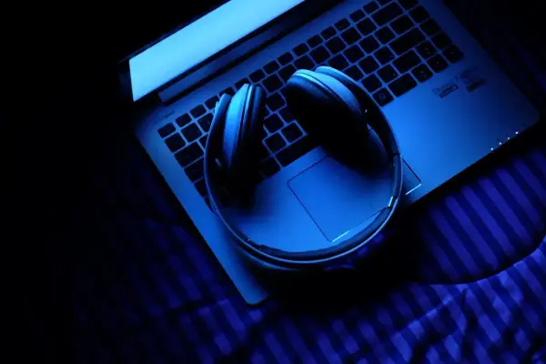 Słuchawki na laptopie w niebieskim świetle. Idealne do nauki, jak śpiewać wysoko, ćwicząc w nocy.