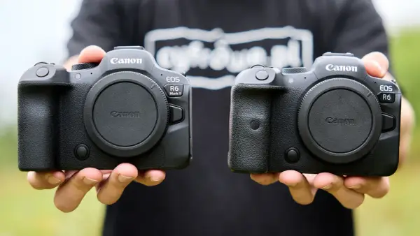 Dwie lustrzanki Canon EOS R6 Mark II w rękach. Sprawdź atrakcyjną canon eos r6 cena.