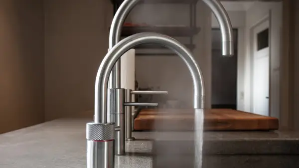 Zwei moderne Küchenarmaturen aus Edelstahl, eine davon mit Dampf. Gute Erfahrungen mit elektrischer Wasserhahn.