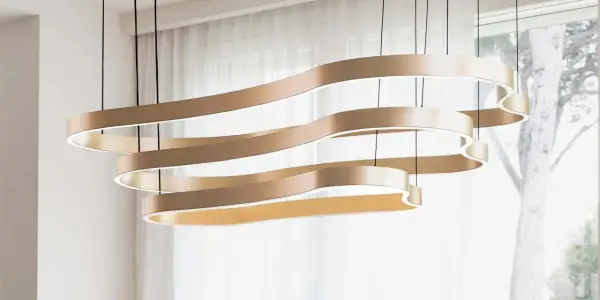 Suspension luminaire moderne aux formes ondulées, éclairage LED intégré pour une longue durée de vie.