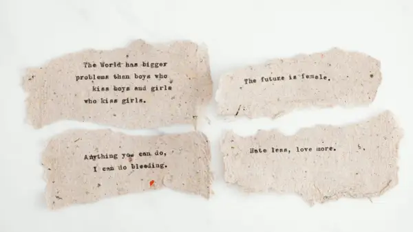 Mądre cytaty z książek na postrzępionych skrawkach papieru: "The future is female", "Hate less, love more".