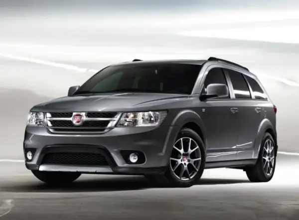 Fiat Freemont grigio metallizzato, un SUV spazioso. Alcuni proprietari segnalano fiat freemont difetti comuni, ma l'estetica rimane accattivante.