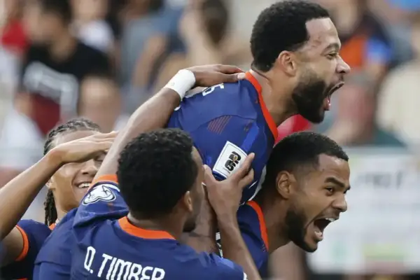 Memphis Depay świętuje bramkę z kolegami z drużyny. Jego obecne drużyny to FC Barcelona i reprezentacja Holandii.