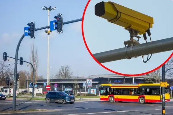 Żółte kamery na skrzyżowaniach rejestrują wykroczenia. Na zdjęciu widać skrzyżowanie z sygnalizacją świetlną, samochody i autobus.