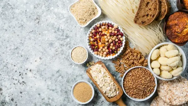 Różnorodne produkty węglowodanowe: ryż, makaron, pieczywo, płatki, kasze, nasiona, ciastka ryżowe.