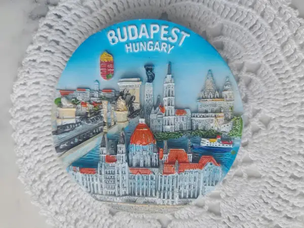 Magnes z panoramą Budapesztu, przedstawiający Parlament i inne zabytki. Zastanawiasz się, ile kosztuje magnes w Budapesztu?